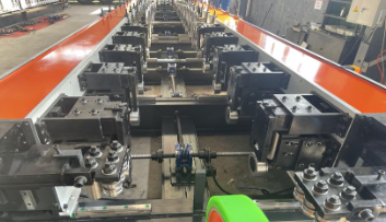 Станок для производства кабельного лотка модель 50*50-600*100